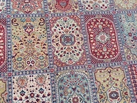 Lot 495 - handgeweven oosters tapijt - afbeelding 4 van  6