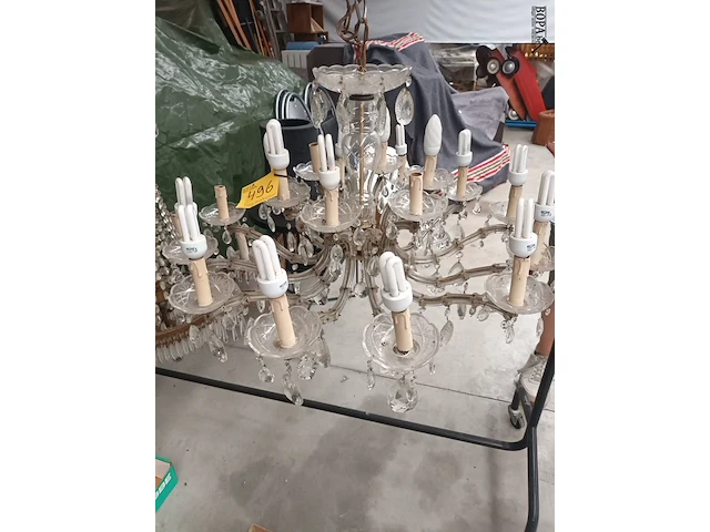 Lot 496 - kroonluchter met 18 lichtpunten - afbeelding 1 van  5