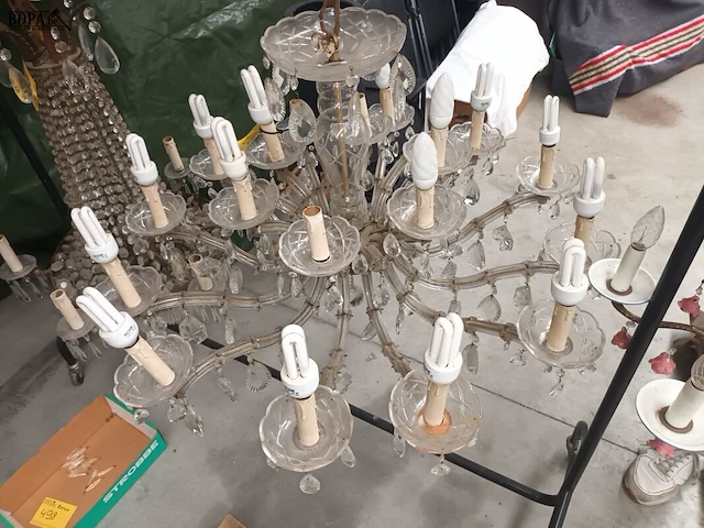 Lot 496 - kroonluchter met 18 lichtpunten - afbeelding 5 van  5
