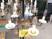Lot 497 - kroonluchter met porselein