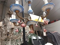 Lot 497 - kroonluchter met porselein - afbeelding 2 van  4