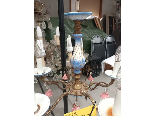 Lot 497 - kroonluchter met porselein - afbeelding 4 van  4