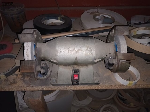 Lot 497 - werkbank met slijpmolen en fineer - afbeelding 2 van  4