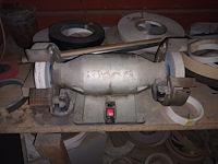 Lot 497 - werkbank met slijpmolen en fineer - afbeelding 2 van  4