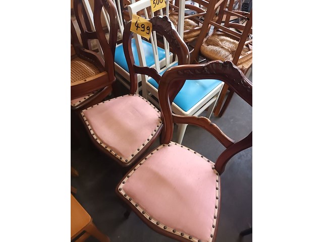 Lot 499 - stoelen met roze zitting. 4 stuks - afbeelding 1 van  4