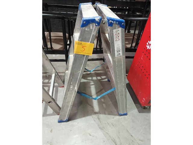 Lot 5 - aluminium trapladder tüv - afbeelding 1 van  3