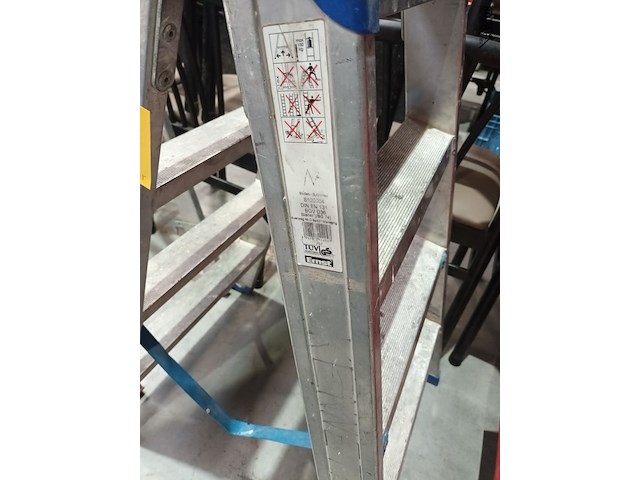 Lot 5 - aluminium trapladder tüv - afbeelding 2 van  3