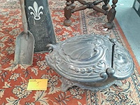 Lot 5 - antieken gietijzeren kolenbak 'kevertje' en kolenkit met sch