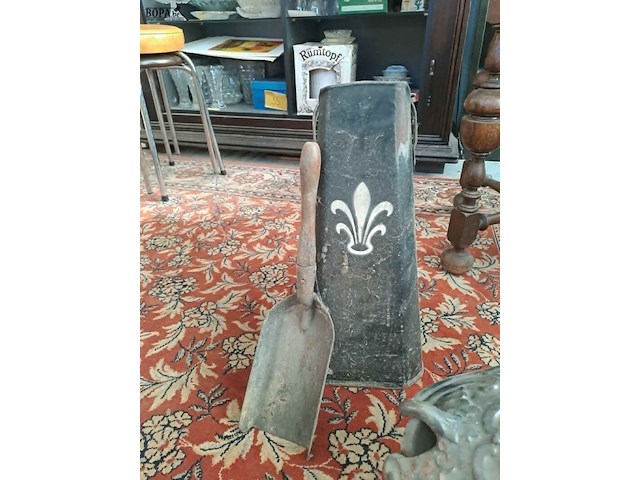 Lot 5 - antieken gietijzeren kolenbak 'kevertje' en kolenkit met sch - afbeelding 2 van  3