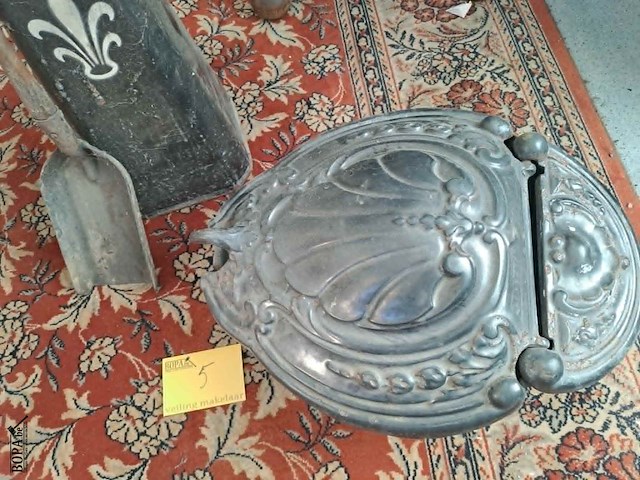 Lot 5 - antieken gietijzeren kolenbak 'kevertje' en kolenkit met sch - afbeelding 3 van  3