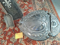 Lot 5 - antieken gietijzeren kolenbak 'kevertje' en kolenkit met sch - afbeelding 3 van  3