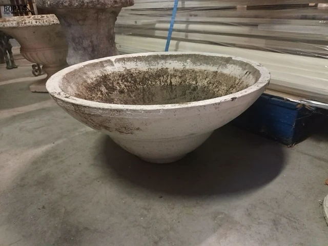 Lot 5 - betonnen tuinschaal - afbeelding 1 van  3