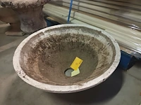 Lot 5 - betonnen tuinschaal - afbeelding 2 van  3