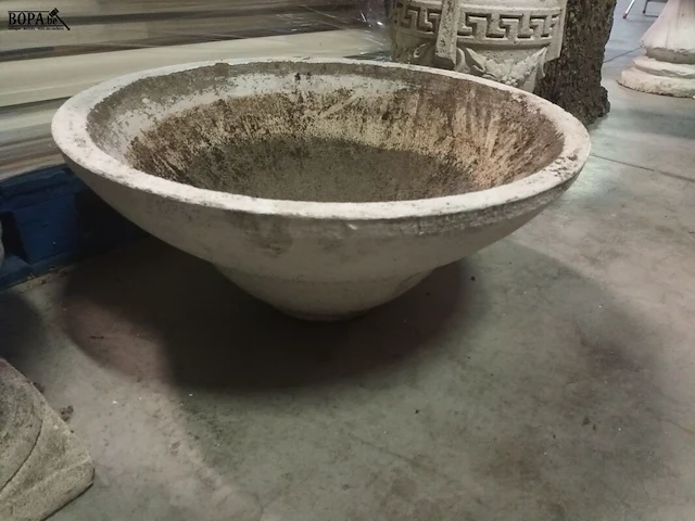 Lot 5 - betonnen tuinschaal - afbeelding 3 van  3