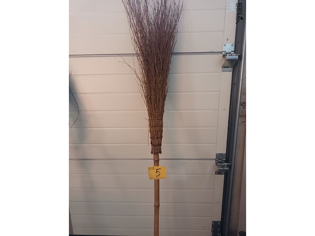 Lot 5 - bezem met bamboe stok - afbeelding 1 van  3