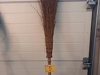 Lot 5 - bezem met bamboe stok