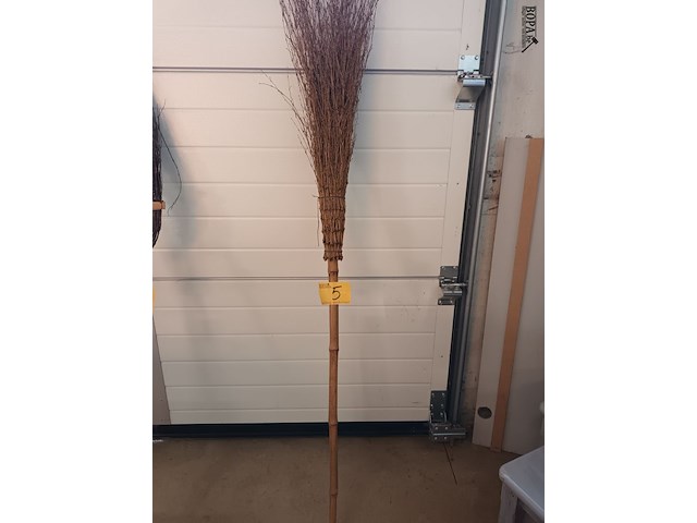 Lot 5 - bezem met bamboe stok - afbeelding 2 van  3