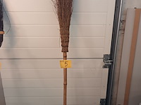 Lot 5 - bezem met bamboe stok - afbeelding 2 van  3