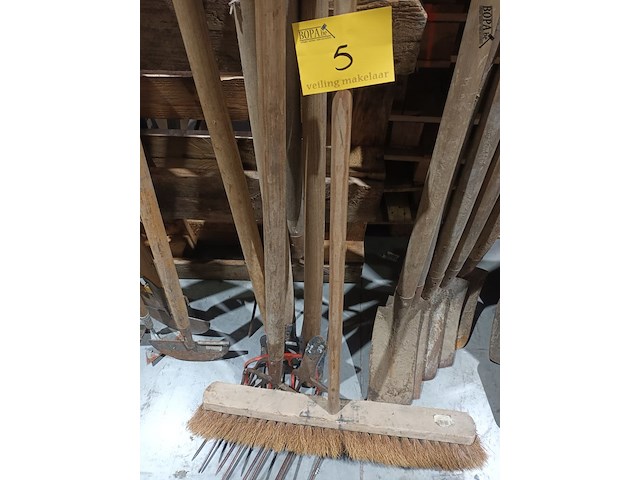 Lot 5 - borstel en hooivorken. 6 stuks - afbeelding 1 van  4