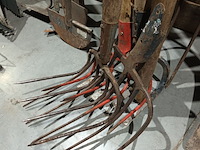 Lot 5 - borstel en hooivorken. 6 stuks - afbeelding 2 van  4