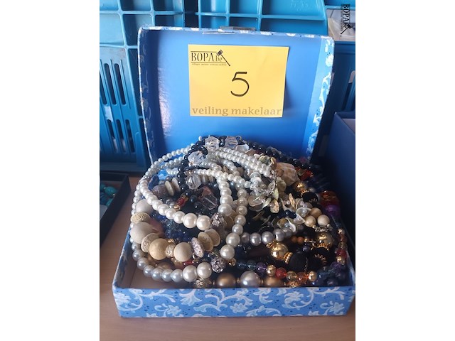 Lot 5 - doos met fantasie juwelen - afbeelding 1 van  3