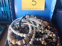 Lot 5 - doos met fantasie juwelen