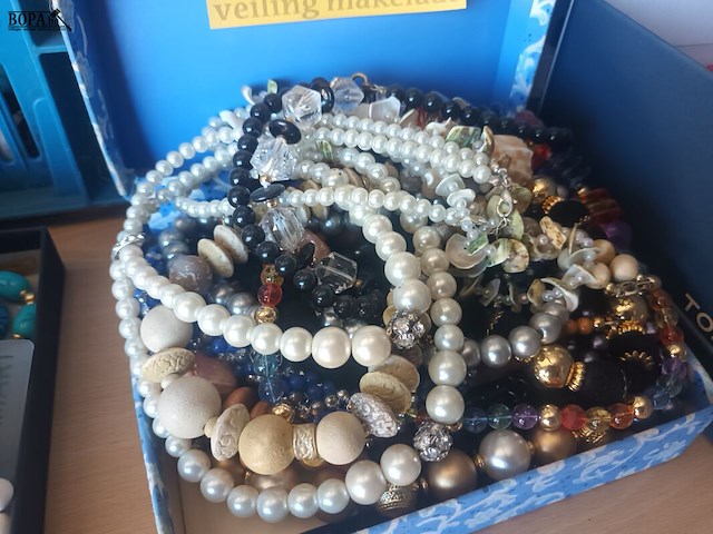 Lot 5 - doos met fantasie juwelen - afbeelding 2 van  3