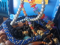 Lot 5 - doos met fantasie juwelen - afbeelding 3 van  3