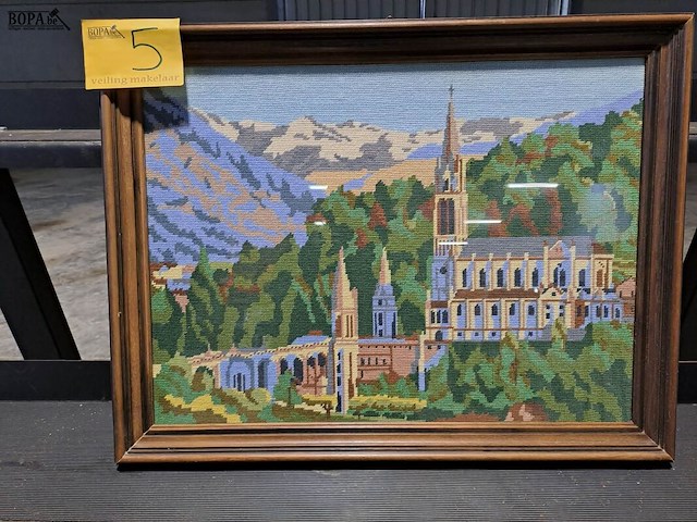 Lot 5 - geborduurd schilderij bedevaartsoord lourdes - afbeelding 1 van  1