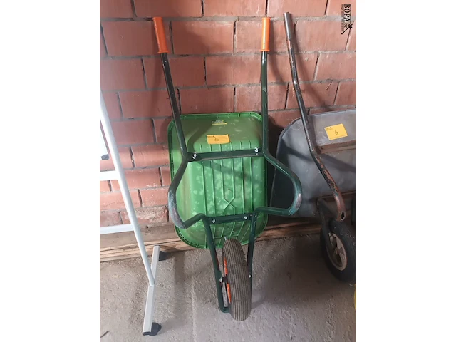 Lot 5 - groene pvc kruiwagen - afbeelding 1 van  3
