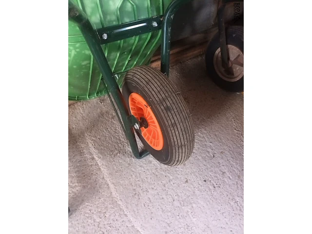 Lot 5 - groene pvc kruiwagen - afbeelding 2 van  3