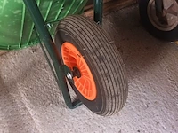 Lot 5 - groene pvc kruiwagen - afbeelding 2 van  3