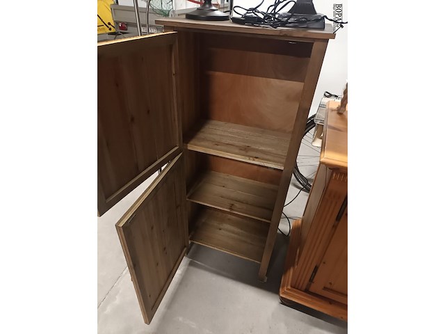 Lot 5 - houten smal kastje - afbeelding 3 van  3