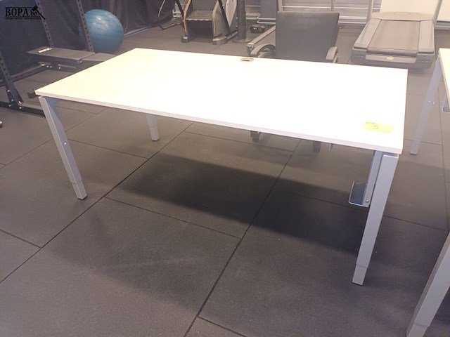 Lot 5 - in hoogte verstelbare tafel - afbeelding 1 van  2