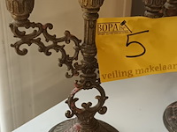 Lot 5 - koperen kandelaars. 2 stuks - afbeelding 2 van  4