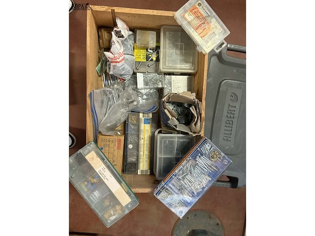 Lot 5 - lot nagels, pluggen, vijzen - afbeelding 2 van  2