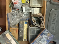 Lot 5 - lot nagels, pluggen, vijzen - afbeelding 2 van  2