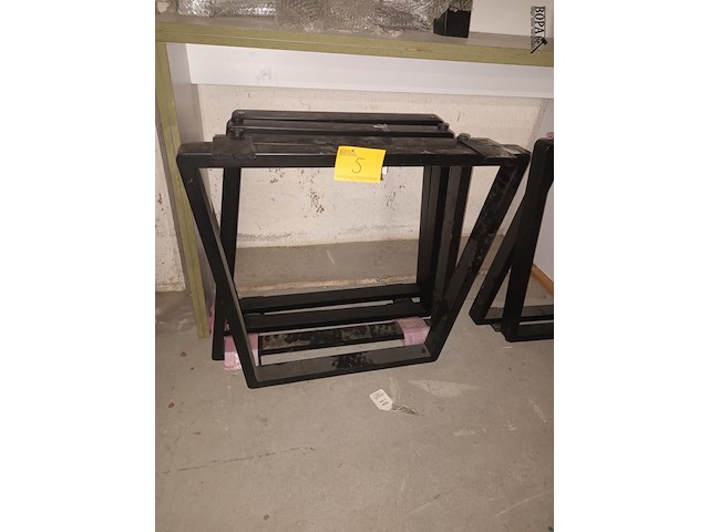 Lot 5 - metalen tafelpoten trapezium. 4 stuks - afbeelding 1 van  3