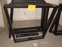Lot 5 - metalen tafelpoten trapezium. 4 stuks
