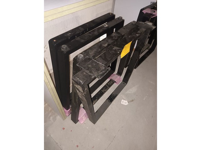 Lot 5 - metalen tafelpoten trapezium. 4 stuks - afbeelding 2 van  3