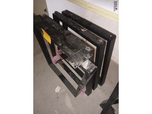 Lot 5 - metalen tafelpoten trapezium. 4 stuks - afbeelding 3 van  3