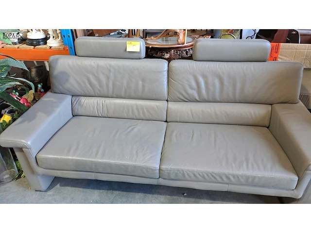 Lot 5 - moderne grijze lederen bank (2/3 zit) met brede armleuningen - afbeelding 1 van  4