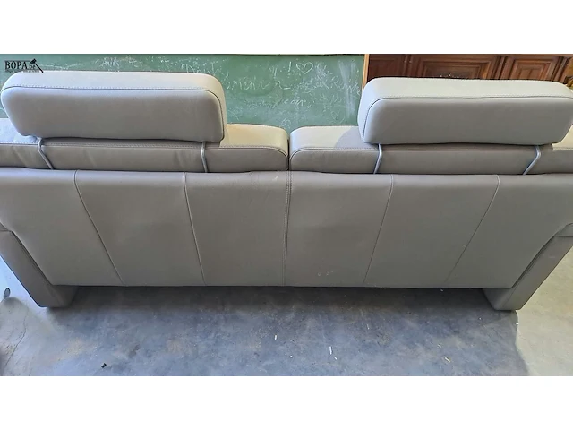 Lot 5 - moderne grijze lederen bank (2/3 zit) met brede armleuningen - afbeelding 2 van  4