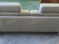 Lot 5 - moderne grijze lederen bank (2/3 zit) met brede armleuningen - afbeelding 2 van  4