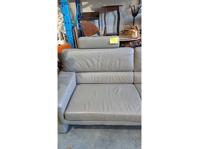Lot 5 - moderne grijze lederen bank (2/3 zit) met brede armleuningen - afbeelding 3 van  4
