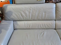 Lot 5 - moderne grijze lederen bank (2/3 zit) met brede armleuningen - afbeelding 3 van  4