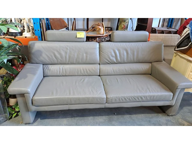 Lot 5 - moderne grijze lederen bank (2/3 zit) met brede armleuningen - afbeelding 4 van  4
