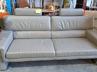 Lot 5 - moderne grijze lederen bank (2/3 zit) met brede armleuningen - afbeelding 4 van  4