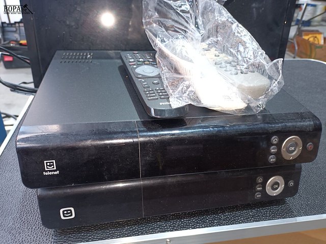 Lot 5 - philips scherm en telenet decoders - afbeelding 2 van  4