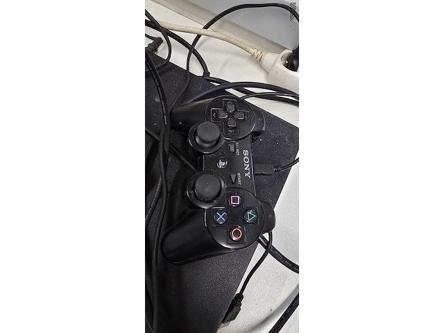 Lot 5 - playstation 3 console + 2 controllers + 6 spellen - afbeelding 5 van  8